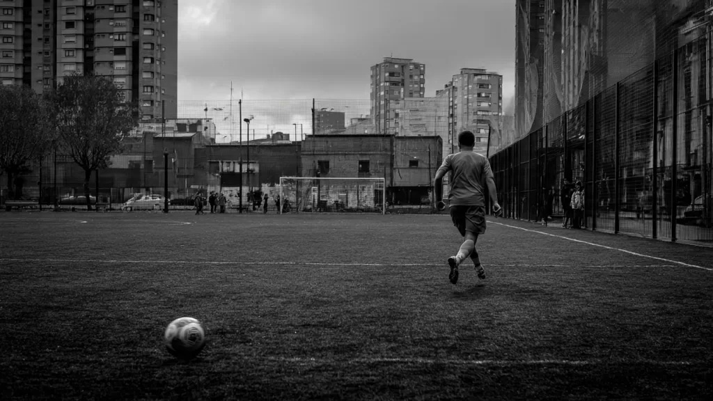 Qué es la “Ley de la ventaja” y cómo la aplica el árbitro según la IFAB