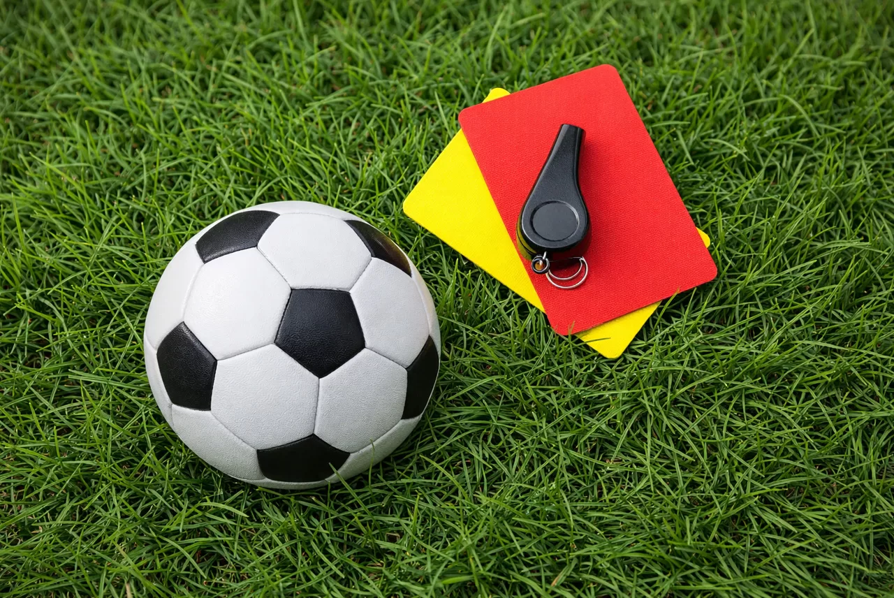 Juego De Tarjetas Amarilla Y Roja FIFA – Medida Oficial 10.5 X 7.5 Cm Con Funda Transparente