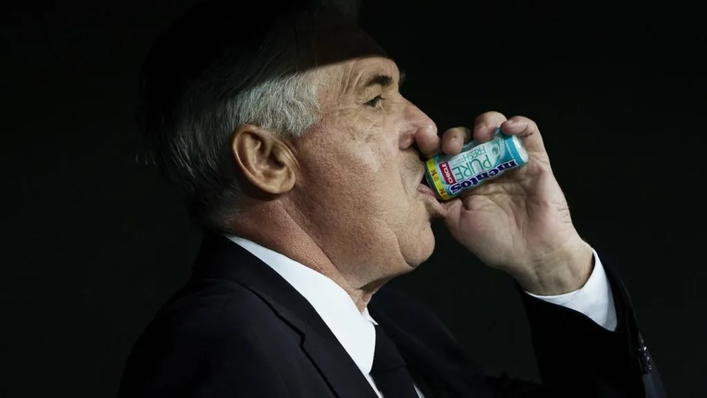 Carlo Ancelotti siempre con un chicle a mano - Por qué algunos futbolistas mastican chicle durante los partidos